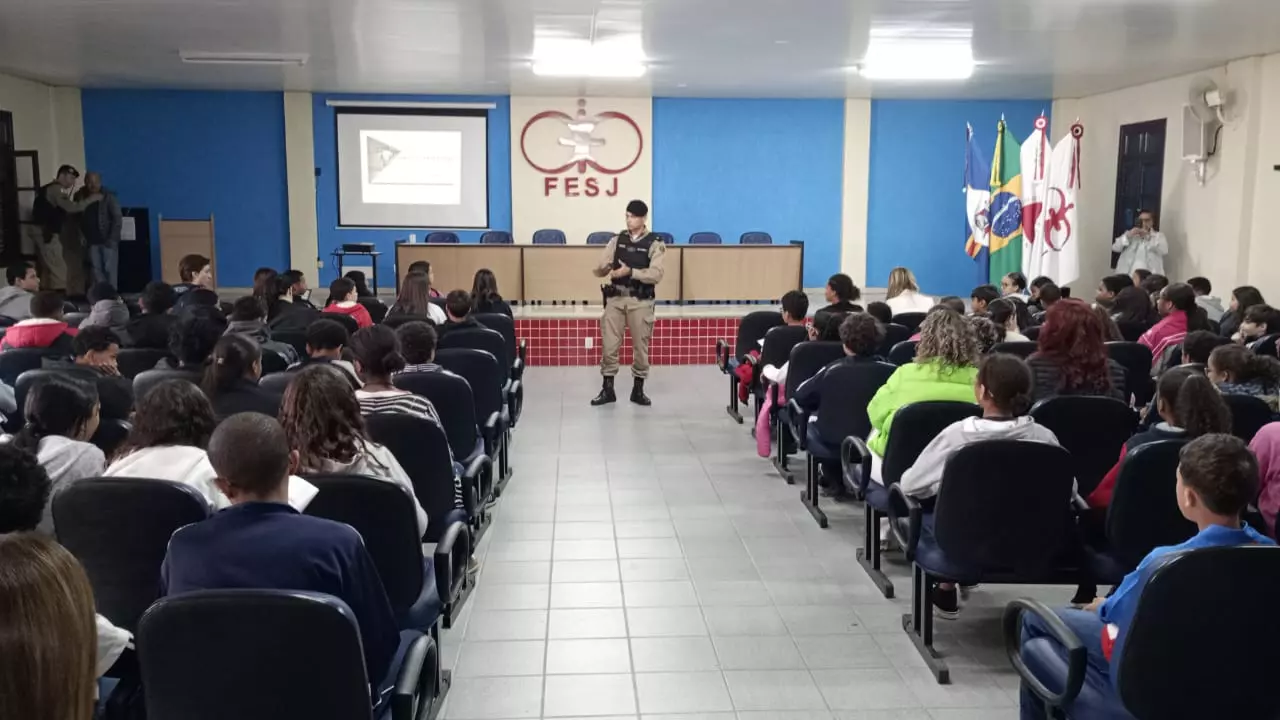 Alunos participam de palestra sobre conscientização no trânsito em Santos Dumont